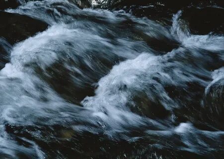 Вода бурным потоком