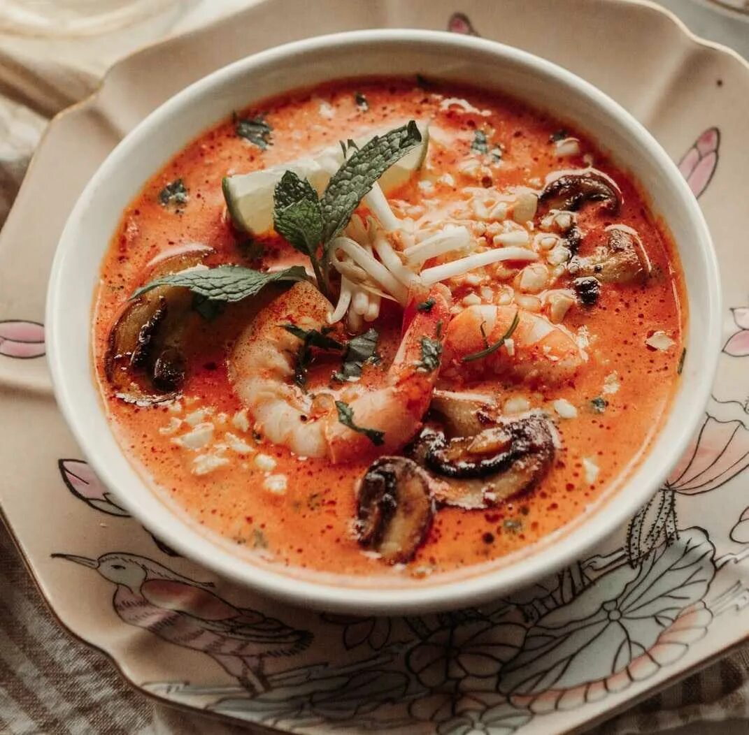 Суп "том ям" Tom Yam Soup. Суп Тай Мэй. Суп с креветками. Томатный суп с креветками.