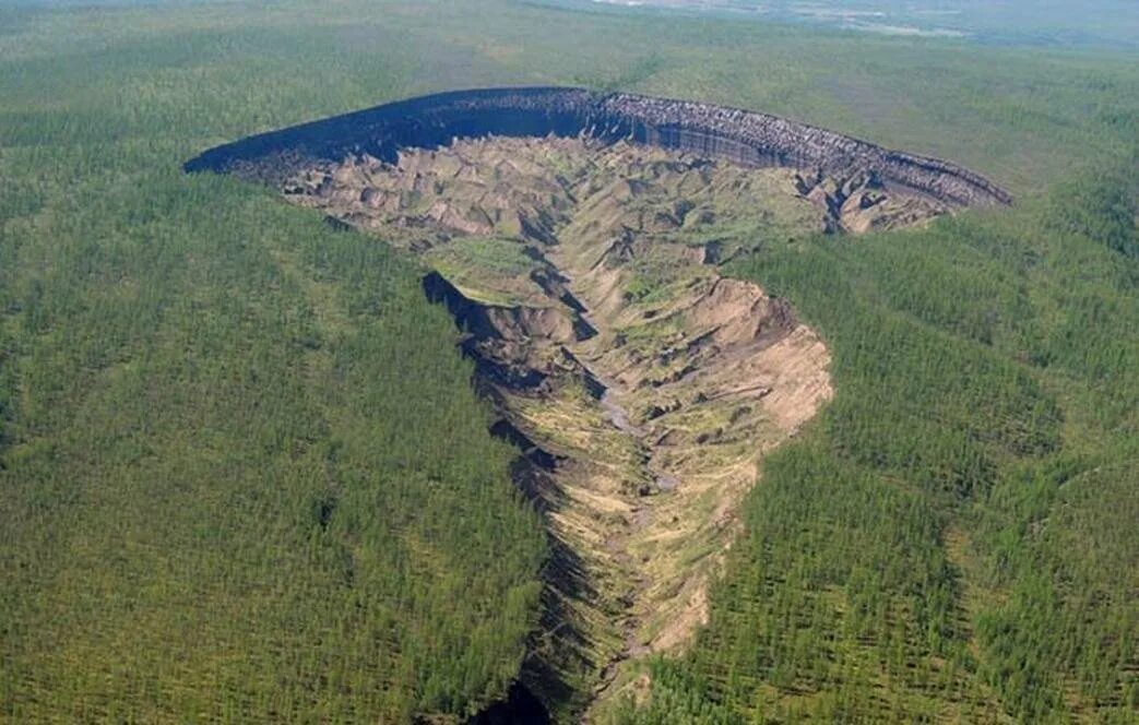 Самая большая земля в россии. Якутия Батагайский кратер. Сибирский кратер Батагайка. Батагайский разлом Якутия. Термокарстовая котловина Батагайка.