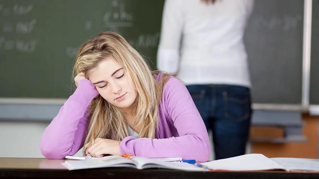 Студенты в аудитории. Fun boring for kids. Bored of with разница. Bored are. Ученики на уроке.