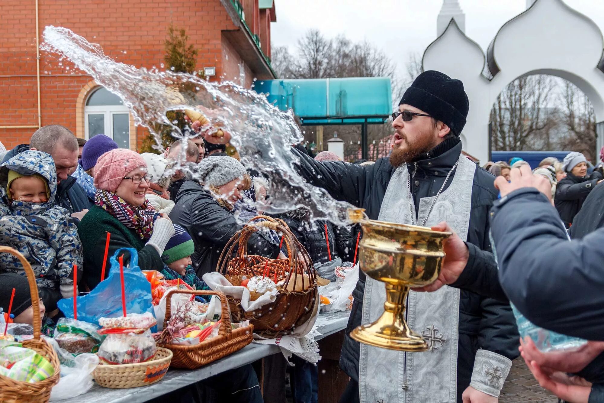 Картинка перед пасхой. Великая суббота. Суббота перед Пасхой. Великая суббота перед Пасхой. Пасха люди.