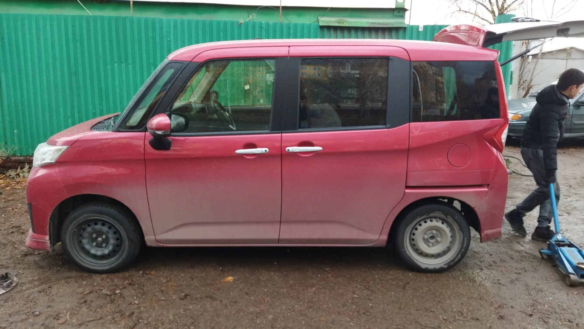Шины тойота руми. Toyota roomy 2022. Тойота руми 2017. Toyota roomy 2016. Тойота танк на 16 колесах.