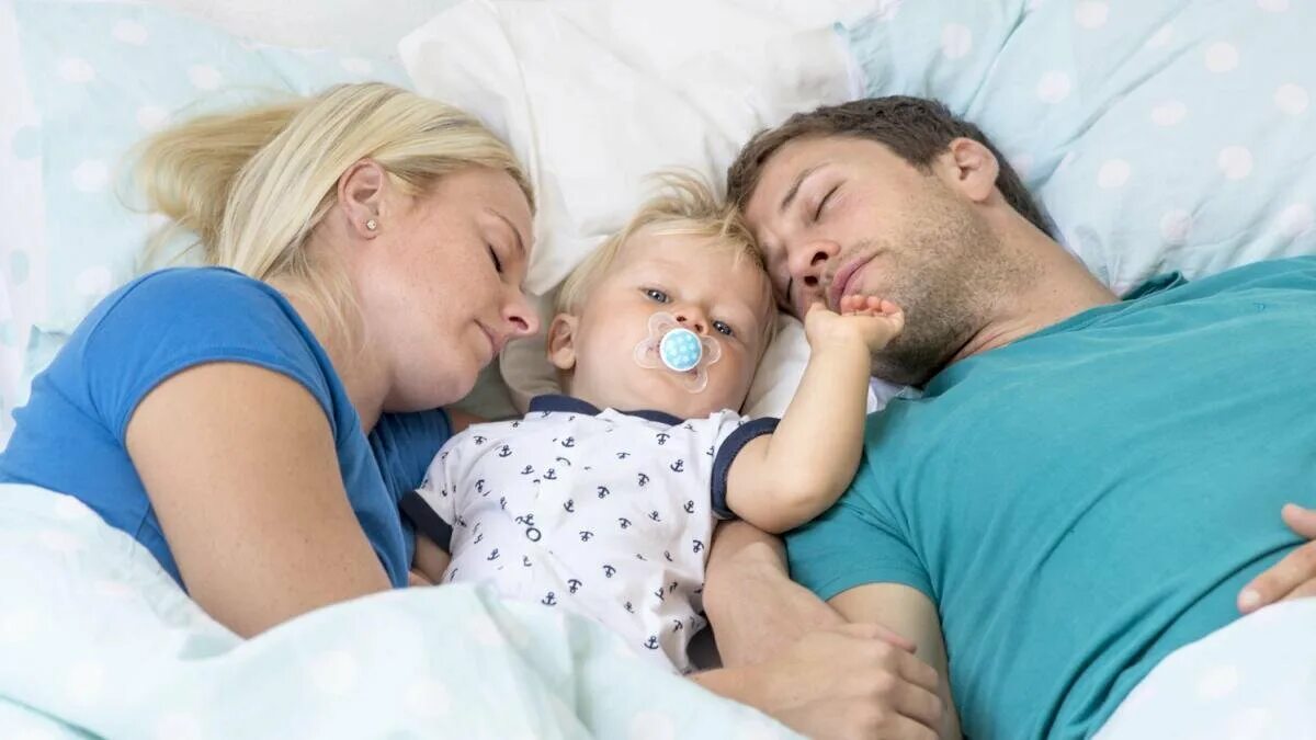 Родители заспали ребенка. Родители заспали ребенка. Родители заспали ребенка. Совместный сон ребенка с родителями. Сон ребенка.