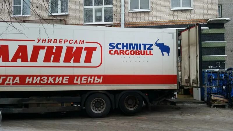 Разгрузка в жилом доме товаров магазине. Разгрузка товара со двора. Разгрузка продуктов в магазине. Разгрузка товара в пятерочке. Загрузка в магазин в жилом доме.