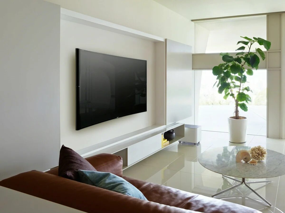 TV Wall Bracket 65 дюймов. Телевизор на стене. Плазменный телевизор на стене. Телевизор в интерьере. Телевизор 65 рейтинг лучших