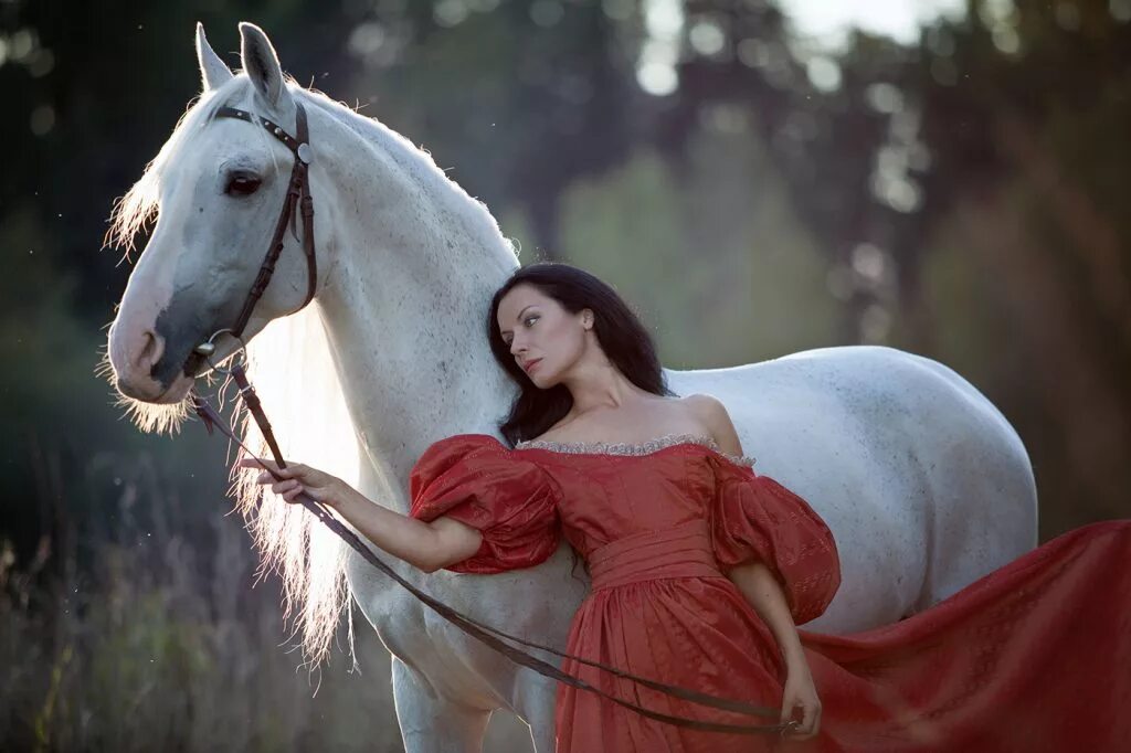 Русская девушка с лошадью. Фотосессия с лошадьми. Фотосессия с лошадью в платье. Девушка с лошадью фотосессия. Девочка на лошади.