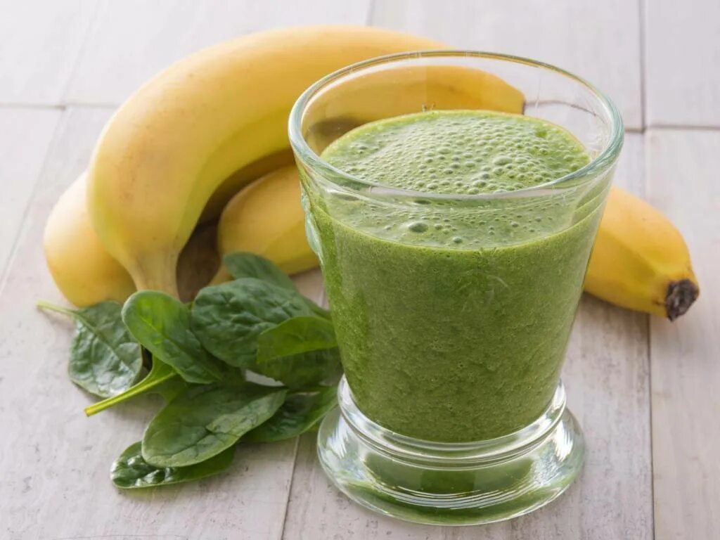 Зеленый смузи яблоко и шпинат. Смузи из шпината и яблока. Смузи шпинат яблоко банан. Зелёный смузи детокс. Смузи киви яблоко.
