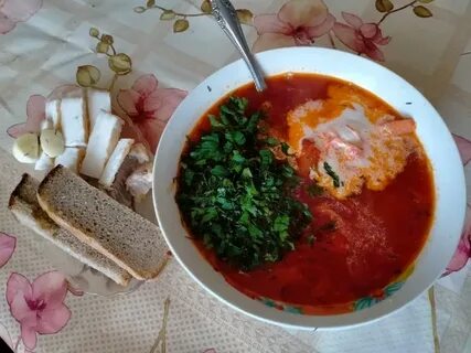 Кусочки поджаренного сала к борщу