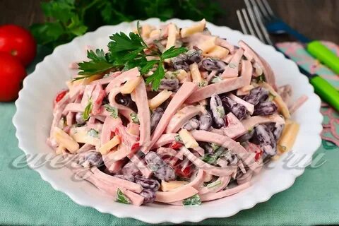 Салат с красной фасолью консервированной и колбасой