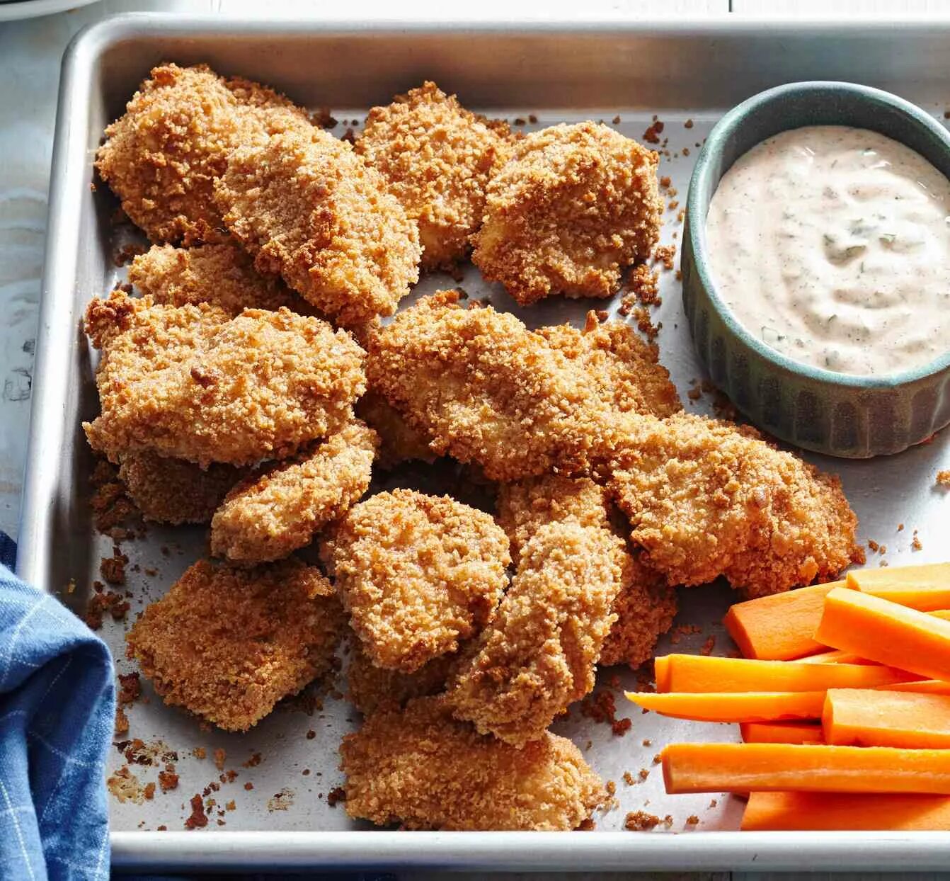 Как сделать домашние куриные наггетсы. Наггетсы. наггетсы chicken. оменга наггетс. наггетсы с соусом.