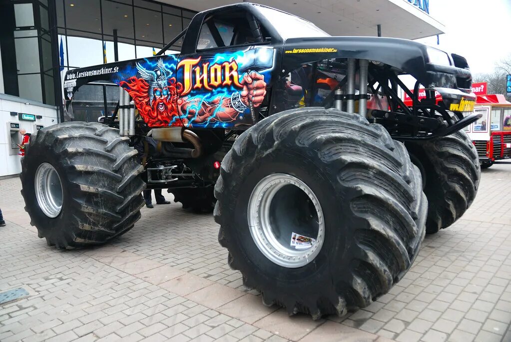 Монстр мания 1. Монстр Мания. Шоу монстр траков. Шоу Monster Truck в Москве. Тачка джип монстр Мания.