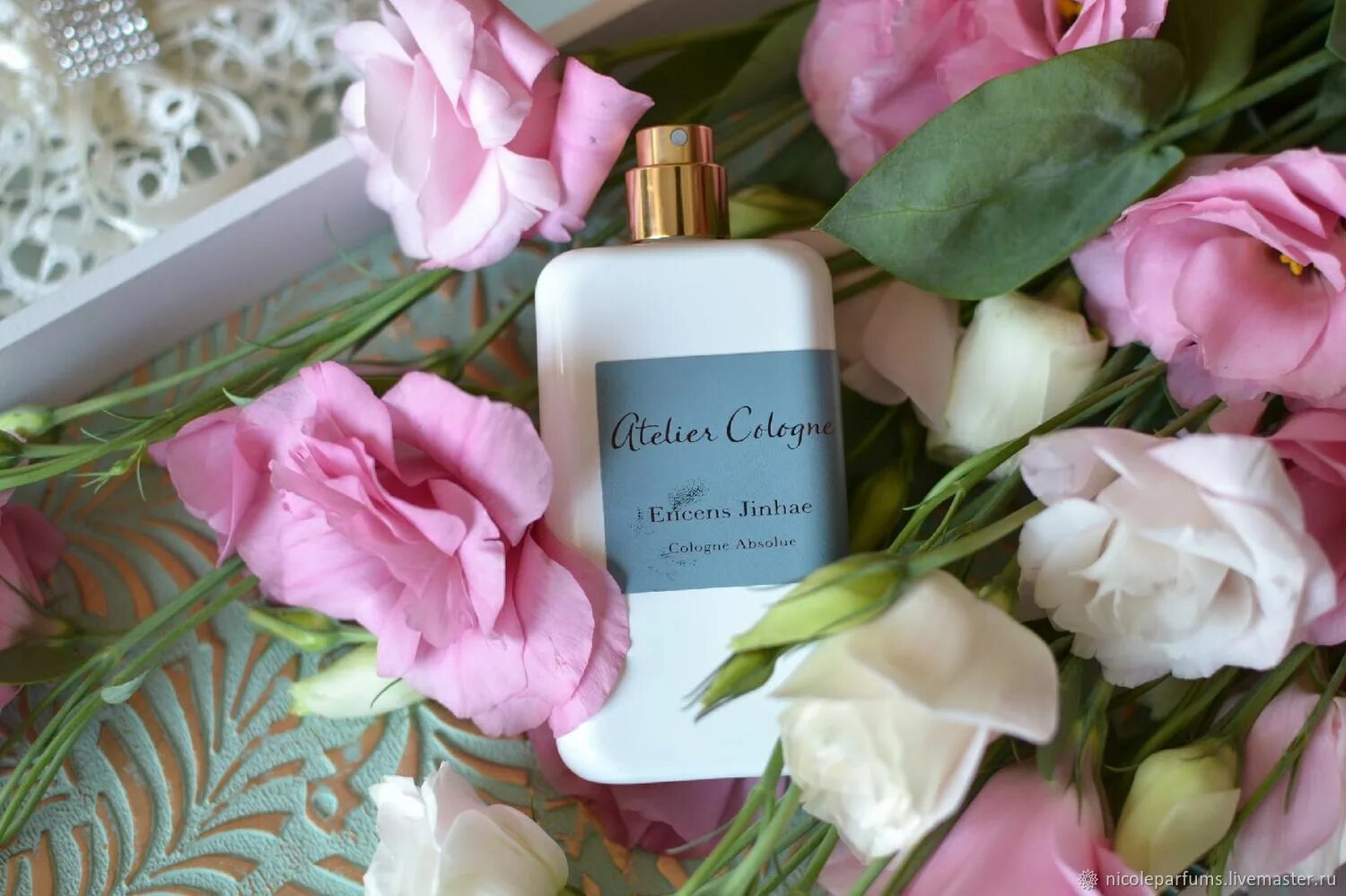 Купить духи симферополь. Atelier духи. Atelier Cologne Encens Jinhae Cologne Absolue EDC 2ml пробни.... Одеколон Atelier Cologne Encens Jinhae. Парфюм пачули женские голубой флакон.