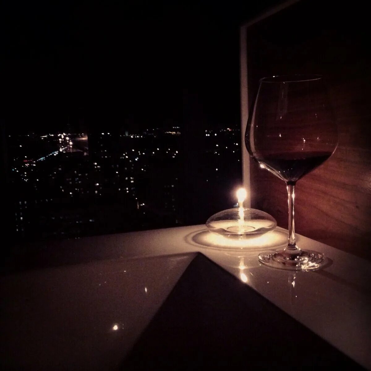 В душе вопросов омут бокал вина. Ночь вино. Бокал вина в темноте. Бокал вина ночь. Вечер с бокалом вина.