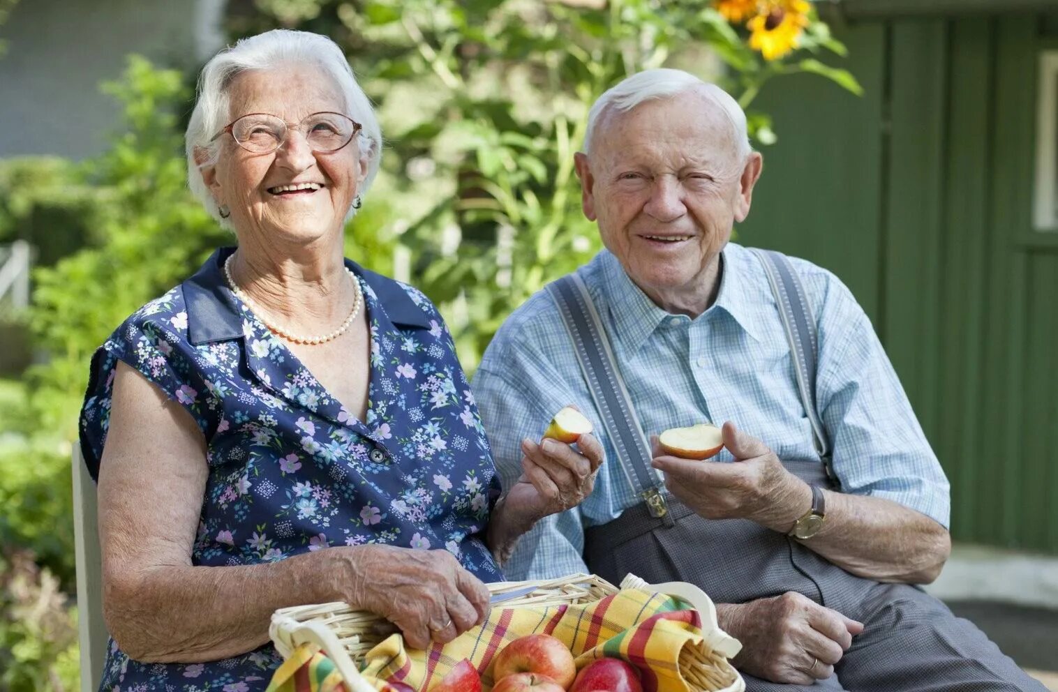 Долголетие семьи. Пожилые люди. Счастливые пенсионеры. Пенсионеры на даче. Счастливые русские пенсионеры.