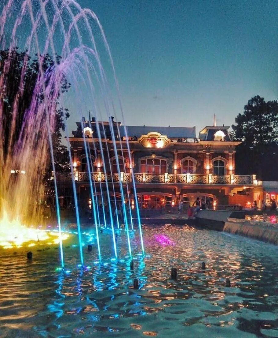 Краснодар улица красная вечером. Ночной краснодар улица красная. Парк галицкого в краснодаре вечером 2022. Ул. Парк галицкого в краснодаре зимой.