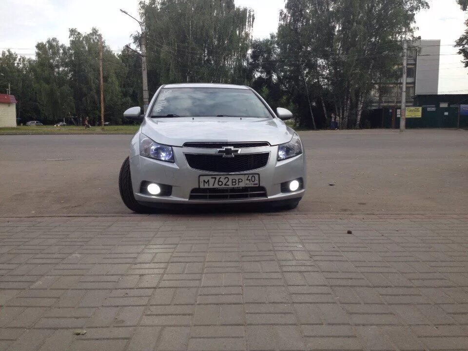 Шевроле ксенон. Chevrolet Cruze 1.6 туманки. Ксенон в Шевроле Круз. ПТФ Chevrolet Cruze 2010. Ксенон в ПТФ Шевроле Круз.