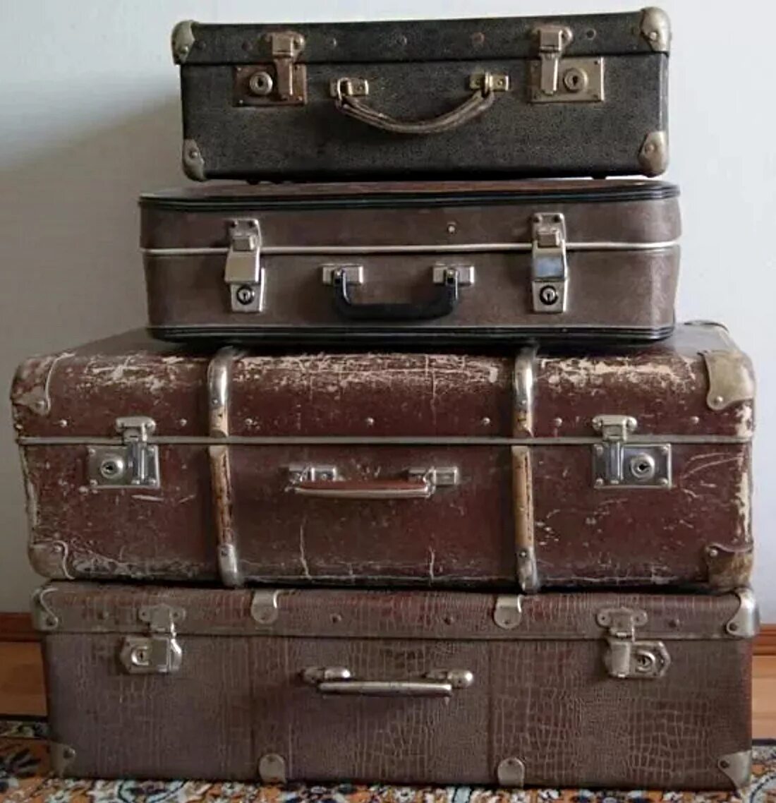 Купить старый чемодан. Чемодан старинный. Старый Советский чемодан. Старинный чемоданчик. Раритетный чемодан.