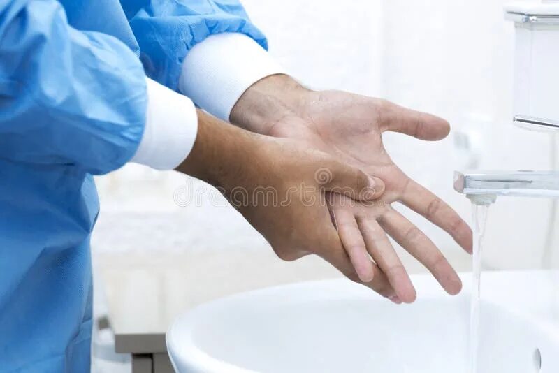 Мытье рук хирургическим способом. Мытье рук хирурга перед операцией. Хирургическая мойка рук. Дубление кожи рук хирурга.
