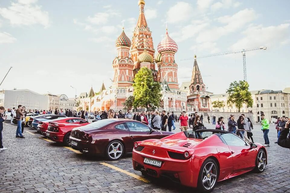 Выходные в мск. Ferrari Москва Третьяковский. Феррари в Москве. Феррари в Москве 90 е. Суперкары в Москве.