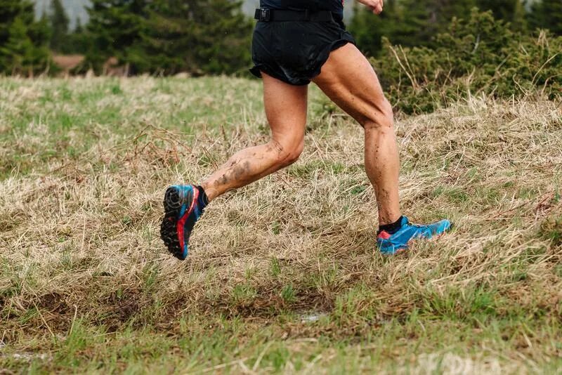 Cross Country Race. Бег по пересеченной местности. Кросс по пересеченной местности. Ноги марафонцев.