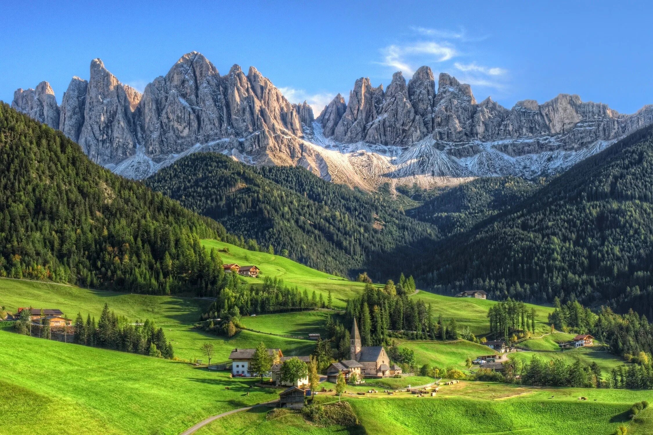 La natural. Доломитовые Альпы. Доломитовые Альпы горы Италии. Итальянские Альпы (Доломитовые Альпы). Долина Фунес Италия.