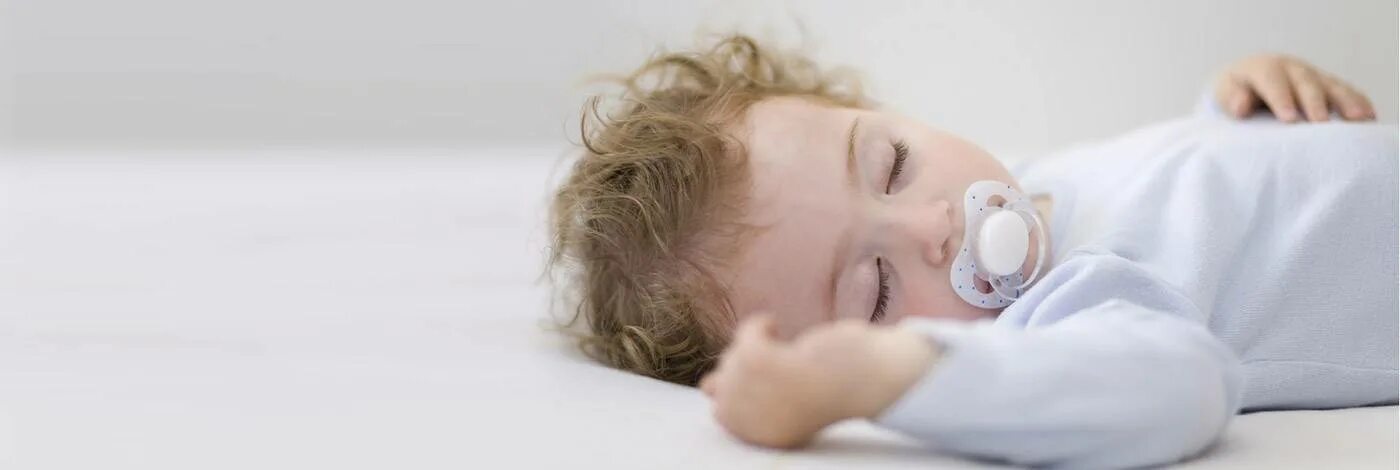 Сильно потеет голова во сне у ребенка. Потоотделение у детей раннего возраста.