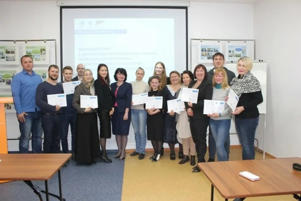 Занятость населения. Центр занятости казанское тюменская. Биржа труда казань приволжский район. Казанский пороховой завод логотип. Сотрудники центра занятости населения.