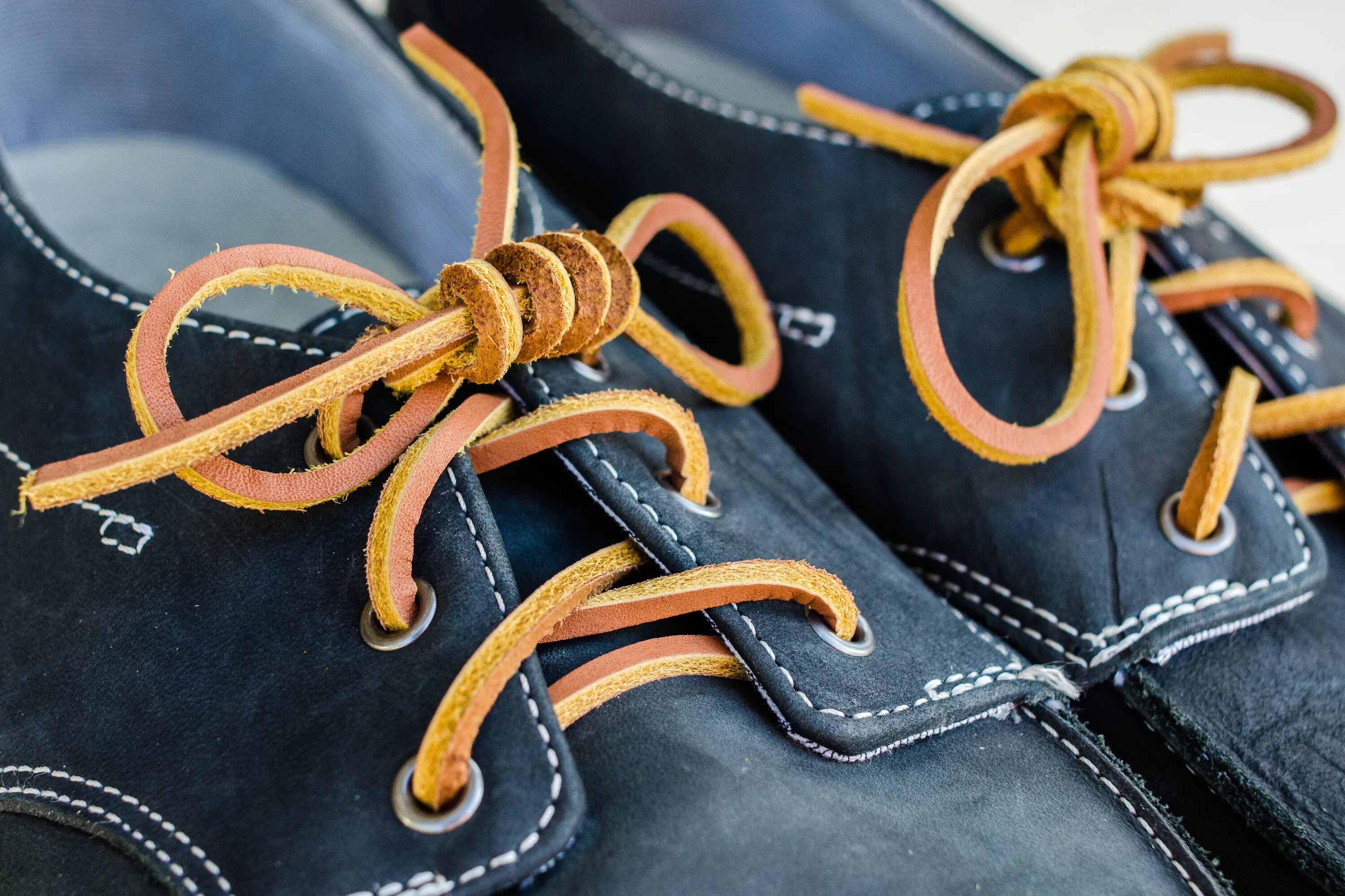 Tie a Shoelace in 2 Seconds - YouTube