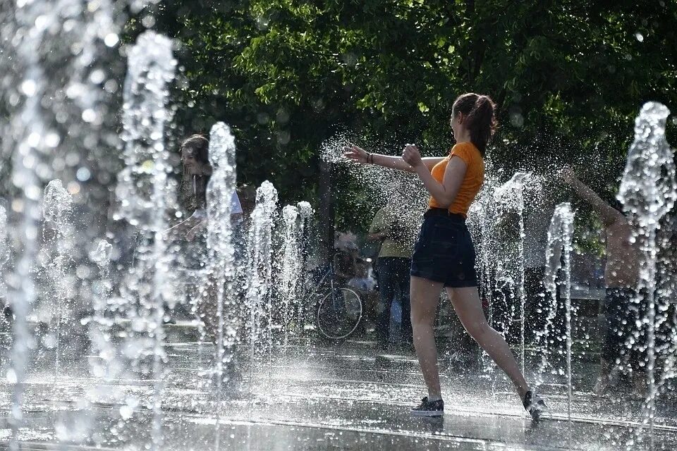Погода теплое. Челябинск фонтан жара. Жаркое лето в городе. Лето жара фонтаны. Сухой фонтан в Челябинске.