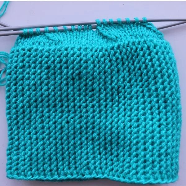 Убавка макушки резинкой 2. Шапка резинкой 2х2 желудь. Убавления шапки. Красивые убавки на шапке спицами. Убавка шапочки резинкой 2на2.