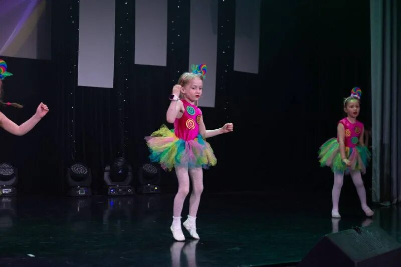 Студия танцев смоленск дивакова. Театральный костюм. Театр для детей и молодёжи. Школа танцев казань. Костюмы для ансамбля.