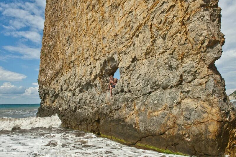 Падающие камни. Стой как скала. Стой как скала. Ергаки красноярский край висячий камень. Скала троллтунга (норвегия).