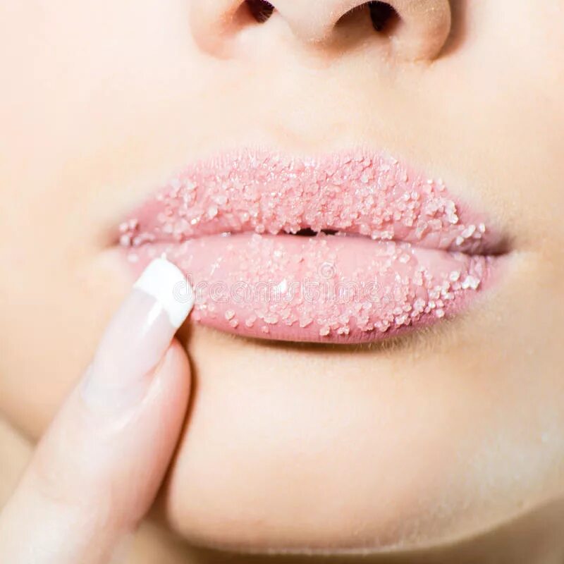 Мазать губы гигиенической помадой. Сухая помада для губ. Сахар на губах. Молоко на губах девушка.