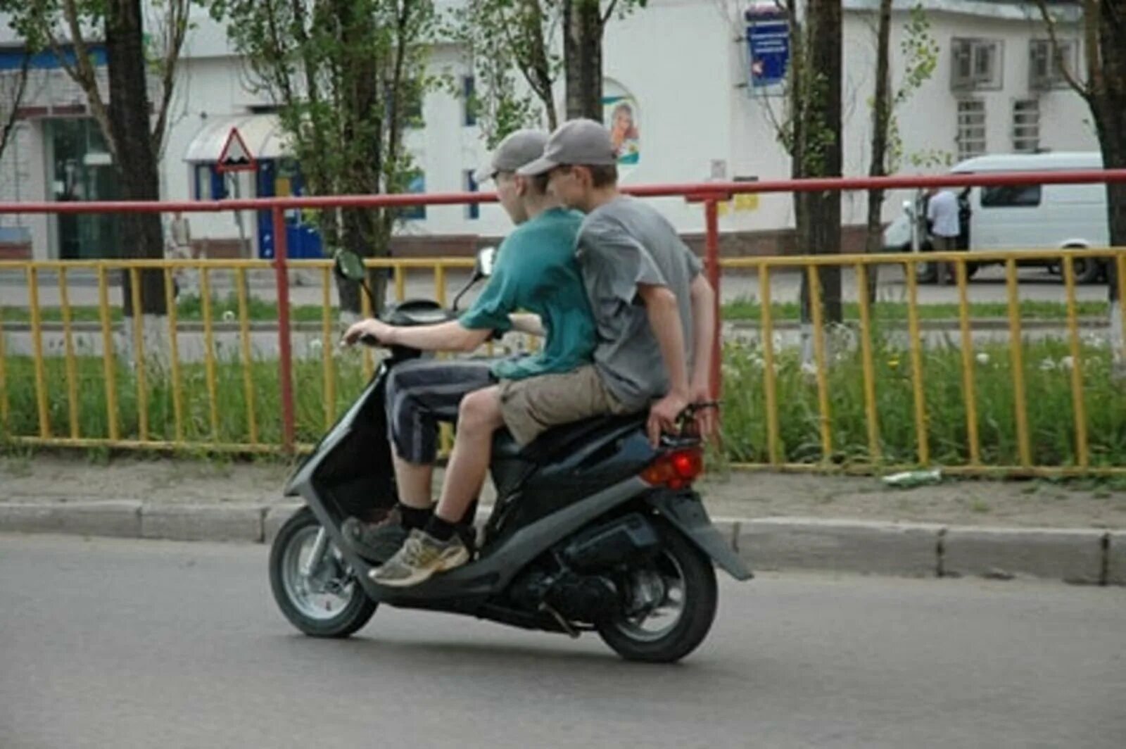 Подросток на мопеде. Катаемся на мопеде. Детские скутеры. Езда на мопеде. Мотоцикл для детей.