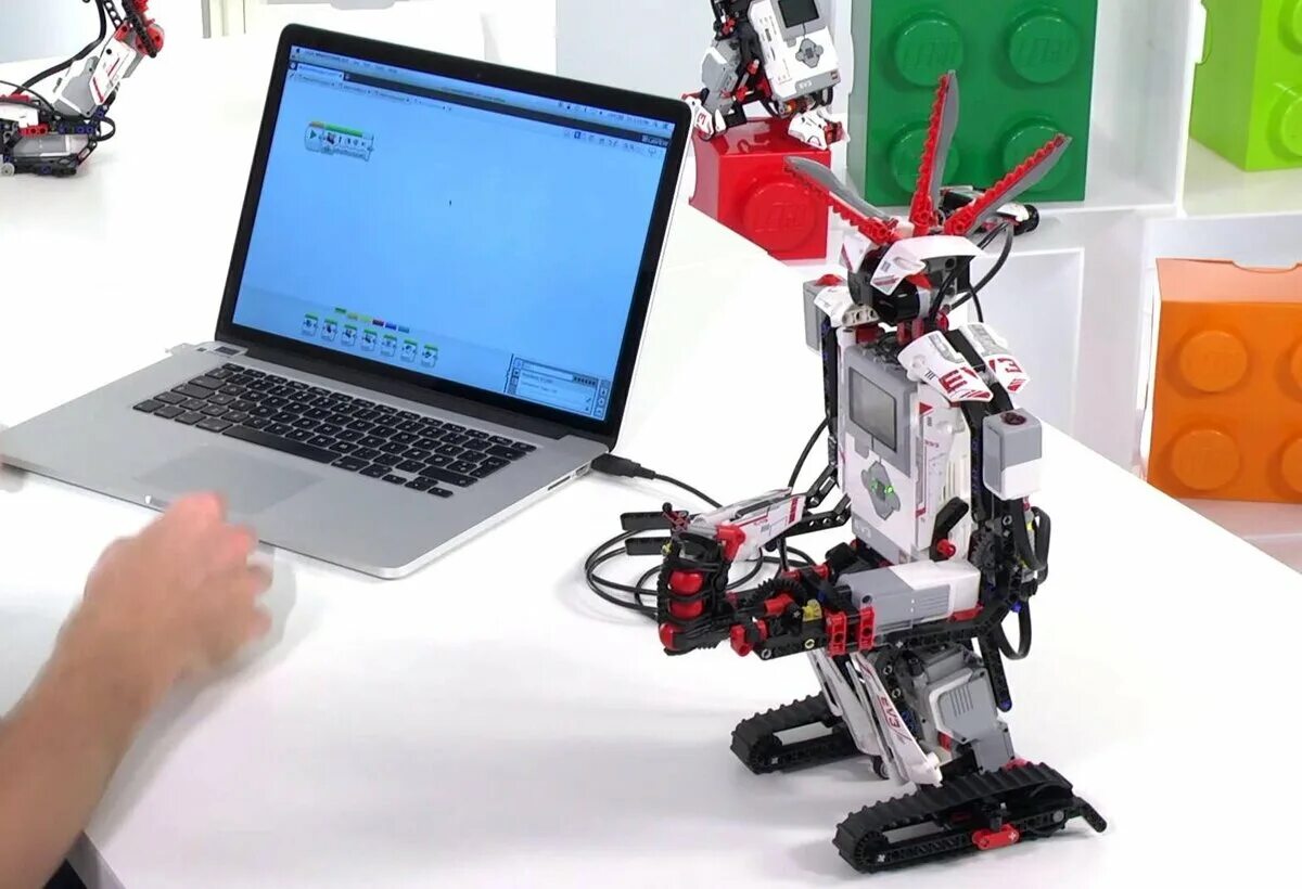 Сборка робота и программирование светодиодов. Робототехника программирование. Программируемый робот.