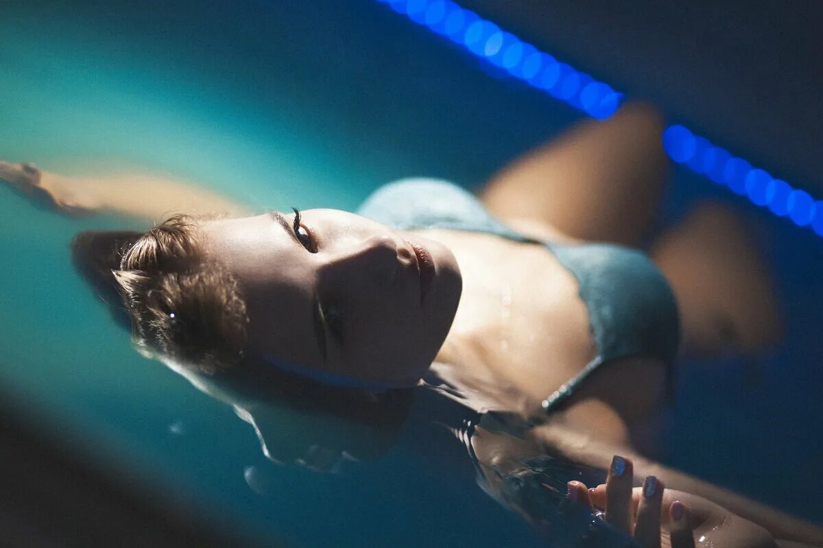 флоатинг для двоих. падающая вода. флоатинг джованни. космонавт в невесомости в космосе. плавать в невесомости.