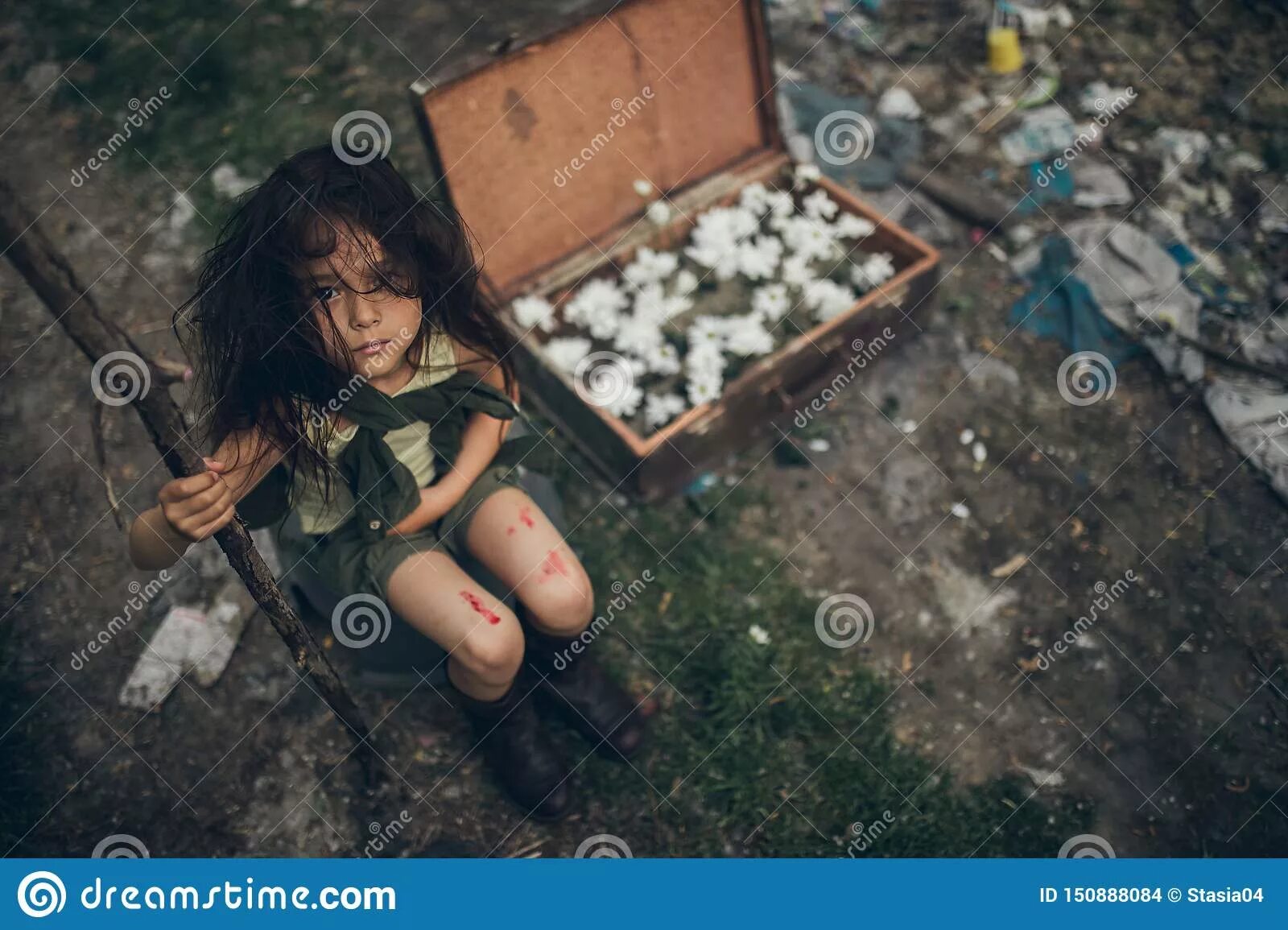 Девушка в подвале фотосессия. Грязные девушки любовь. Грязная маленькая девочка. Голодная бездомная женщина. Бедность девушка.