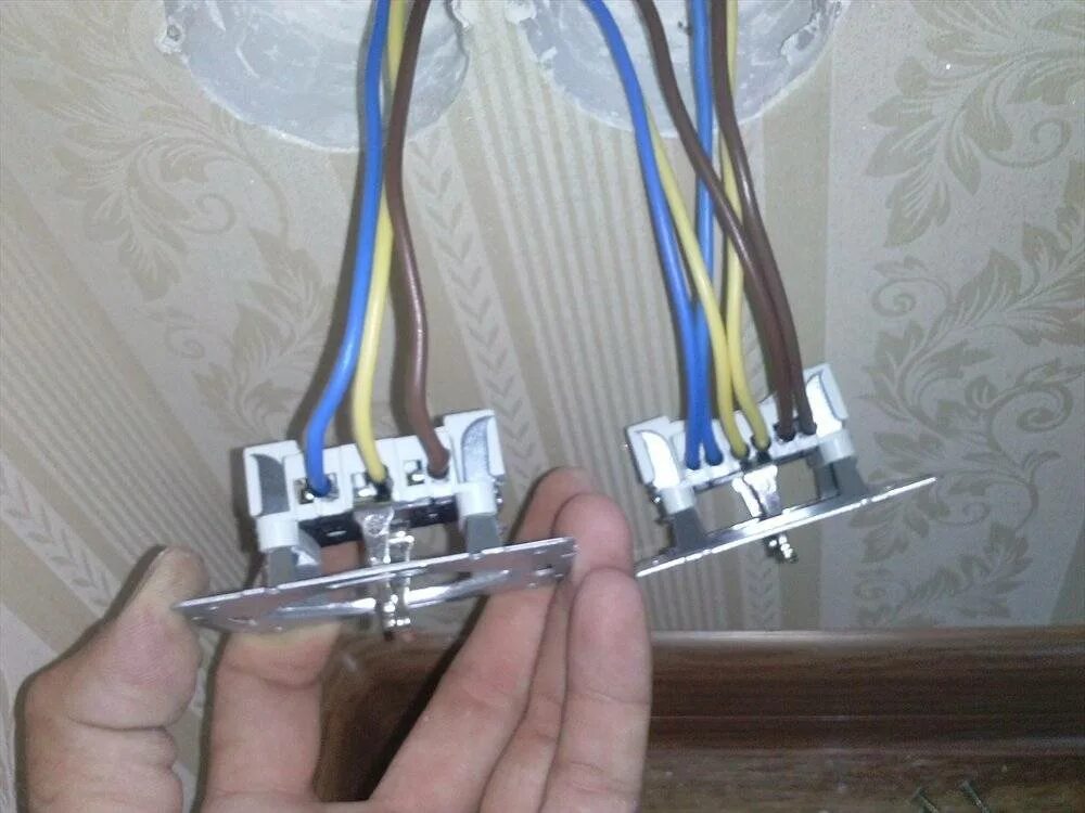 Подключить розетку с заземлением правильно 4 провода. Как подключить провода к розетке 2 провода. Подключить розетку с заземлением правильно провода 3. Как подключить провода к двойной розетке 2 провода.