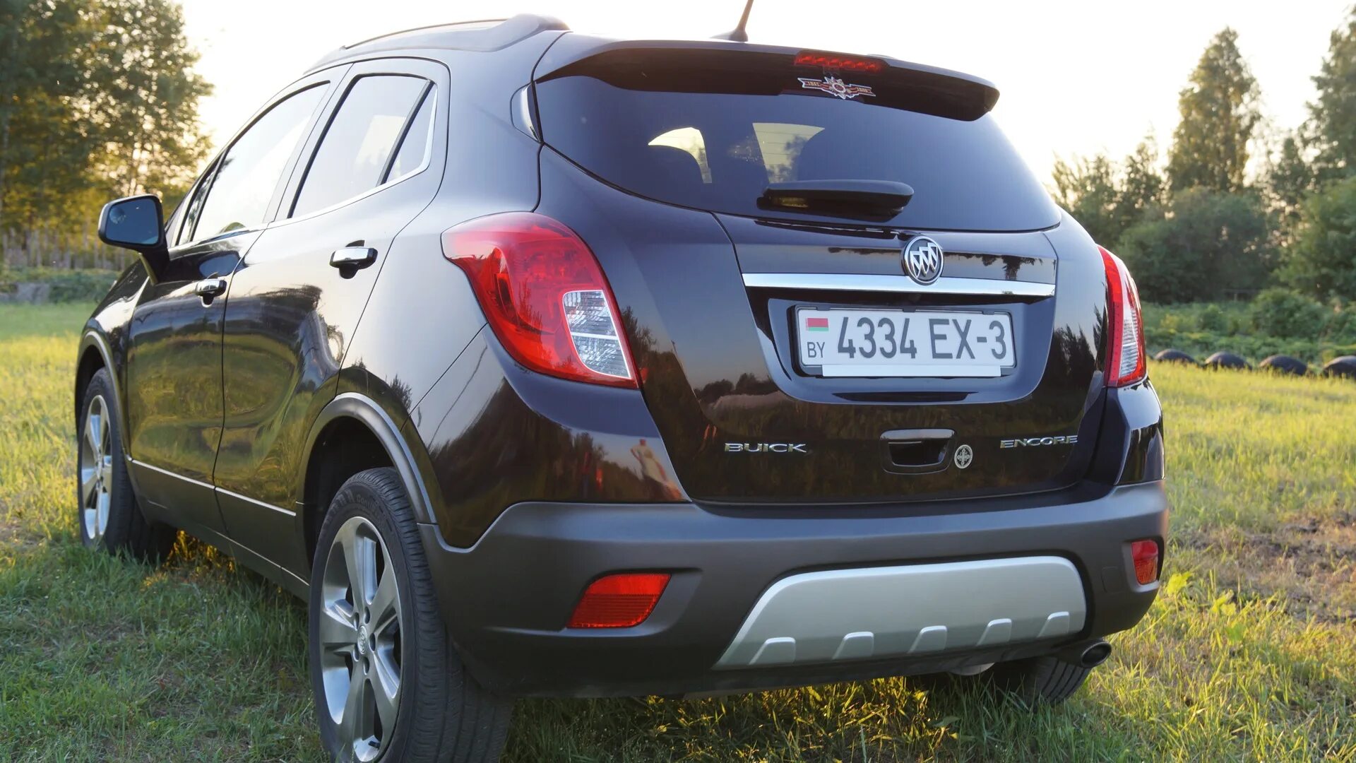 Аналог мокки. Опель мокка и шевроле трекер. opel mokka chevrolet tracker. шевроле аналог опель мокка. опель мокка зад.