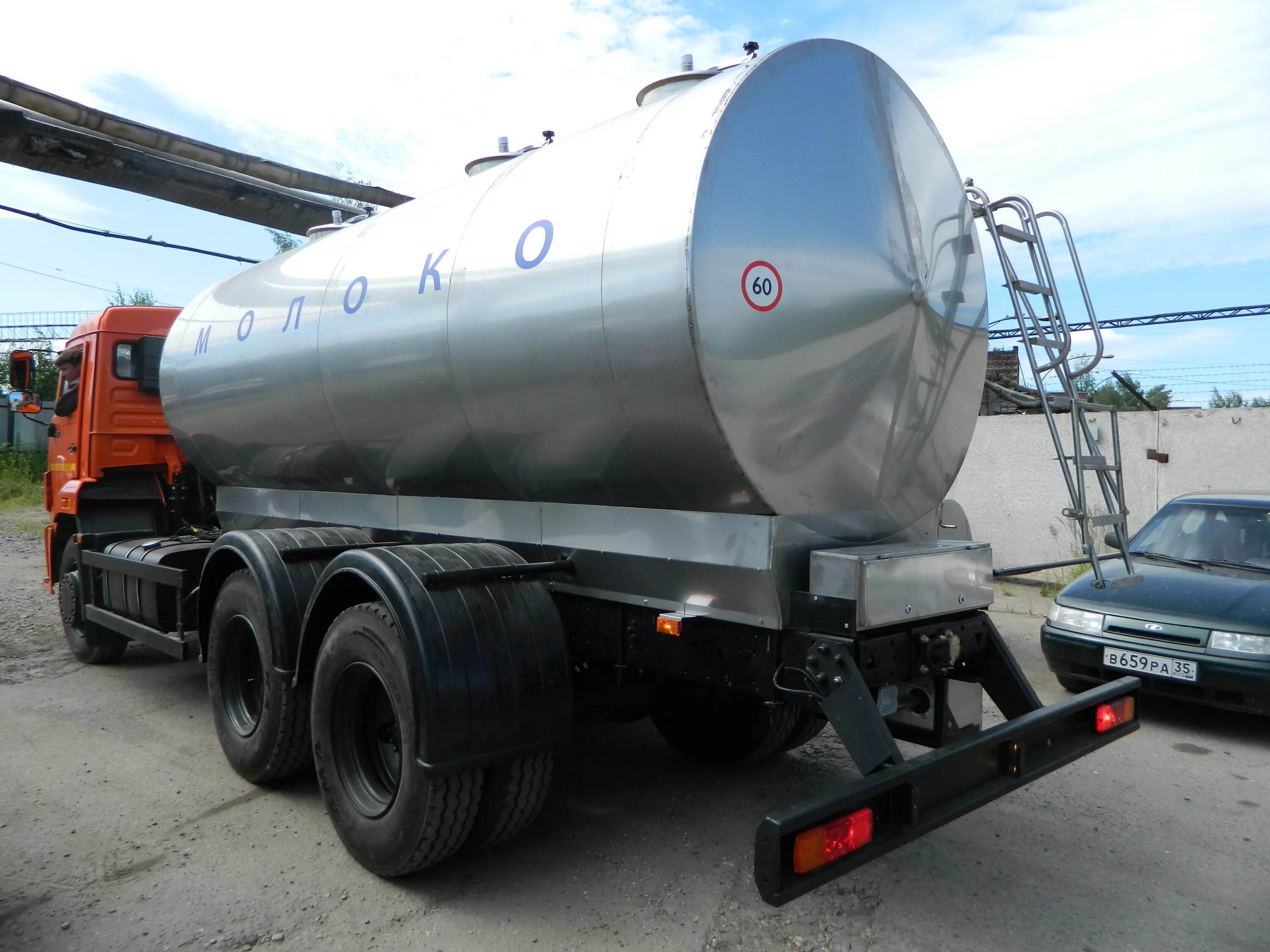 В цистерне машины находится. Маз молоковоз. Спиртовоз. Вологодские машины цистерны. Камаз 5320 битумовоз.