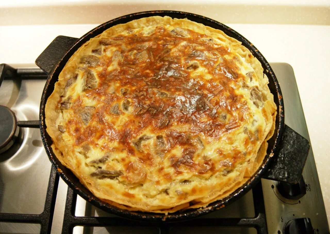 Пироги с творогом на сковороде. Пироги на сковороде на плите. Пироги на сковороде без духовки быстро. Заливные пироги на сковороде. Ватрушка с творогом на сковороде в духовке.