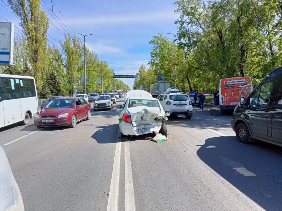 06 05 2022. Авария на 50 лет октября Саратов вчера. Авария на 50 лет октября Саратов. ДТП на 50 лет октября Саратов вчера. Авария в Лунинском районе сегодня.