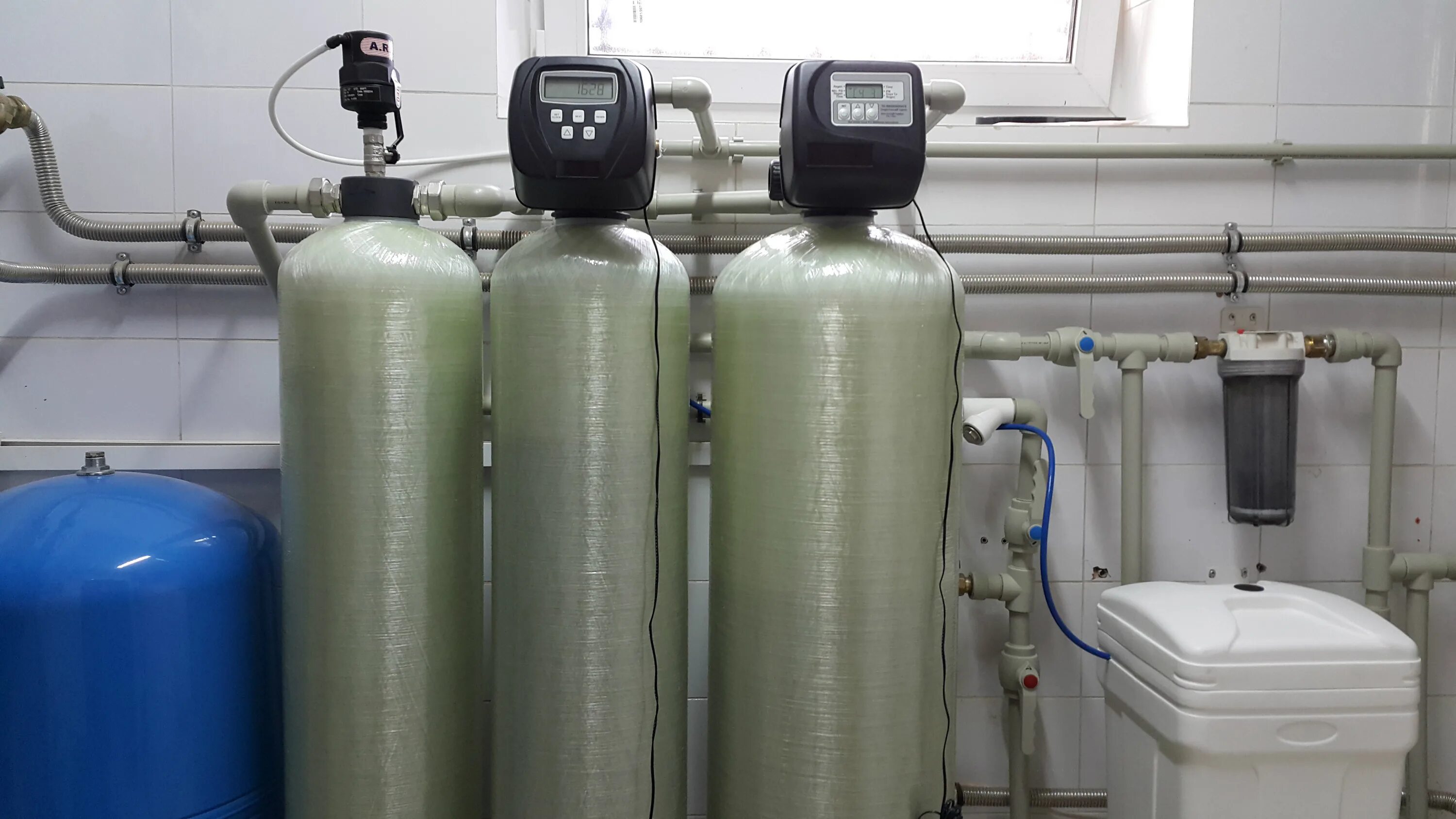 Система водоочистки для загородного. Обезжелезивания Rux FBO 1054e. Системы водоподготовки и водоочистки. Фильтр для водоподготовки.