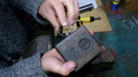 Как открыть замок гаража без ключа