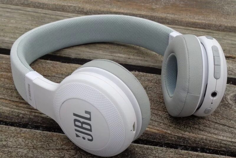 Наушники jbl не подключается один наушник. JBL e45bt. JBL e560bt. Наушники JBL 700bt. Наушники JBL e45bt полноразмерные, белые.