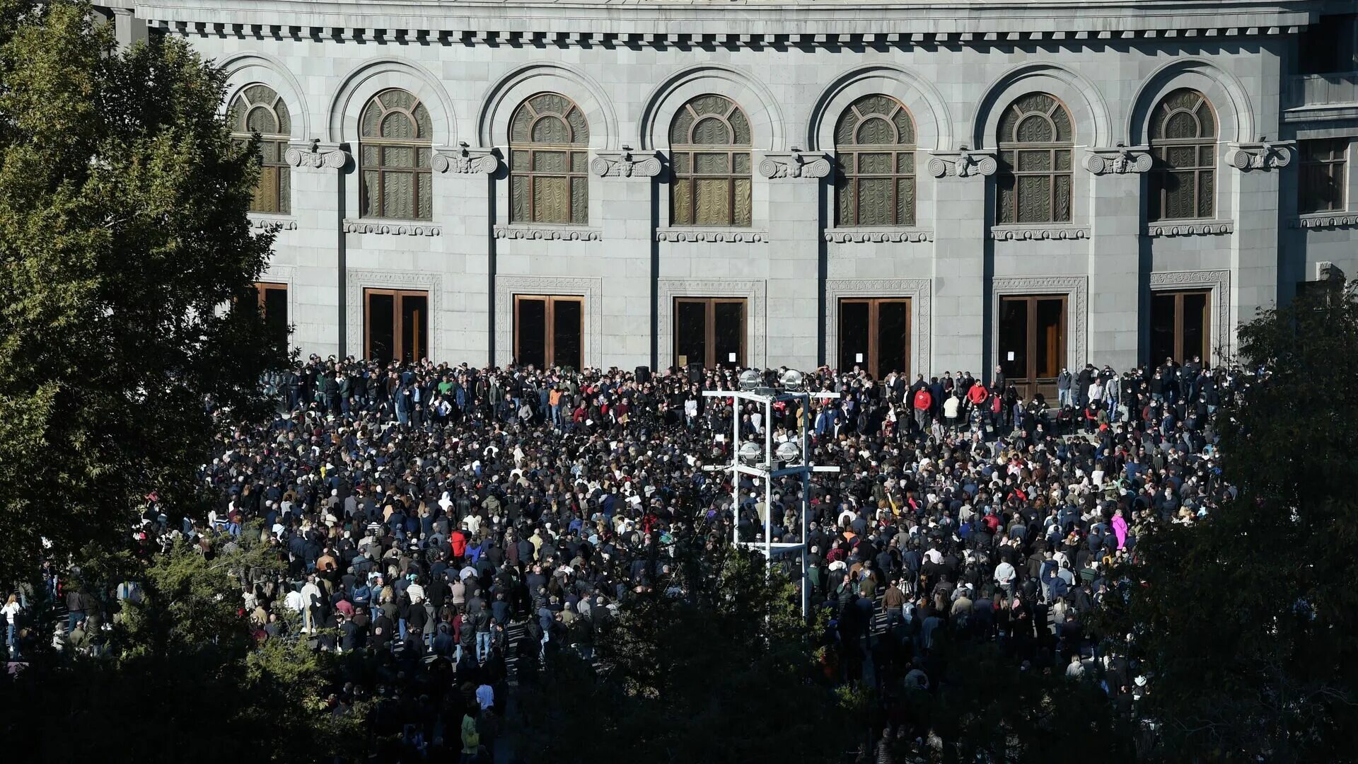 Здание правительства Армении в Ереване. Митинг в Ереване. Протестующие в Армении. Правительство первой Республики Армения. Очередь в ереване