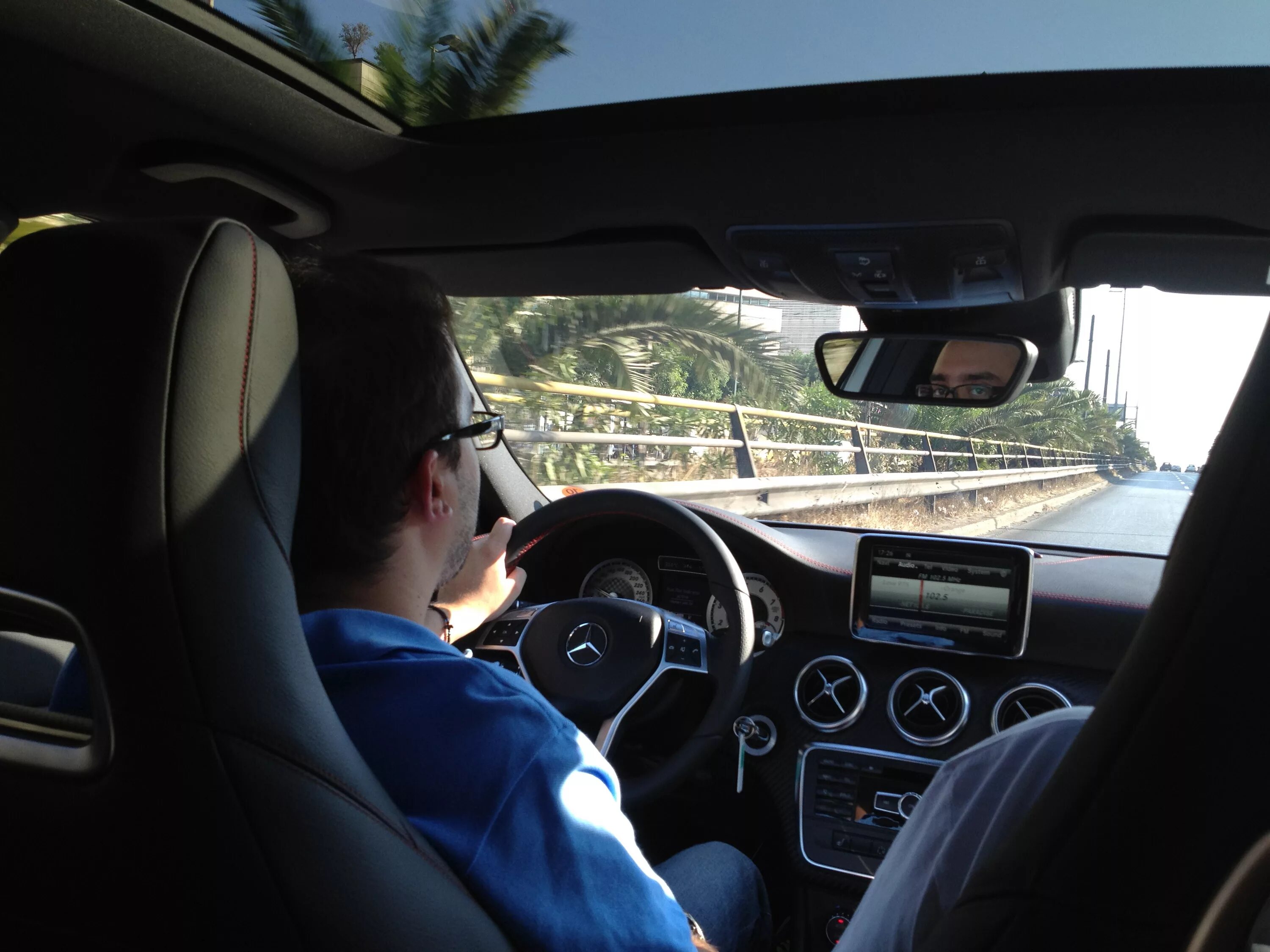 Quotes about driving a car. безопасное вождение. Car driver на телефон. знак медленная езда. молодой driving instructor to study.