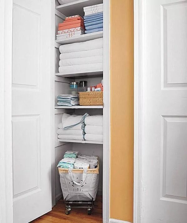 Стеллаж для хранения вещей. Шкаф для хранения белья. Наполнение шкафа. Шкаф с выдвижными ящиками. Ящики в гардеробной.