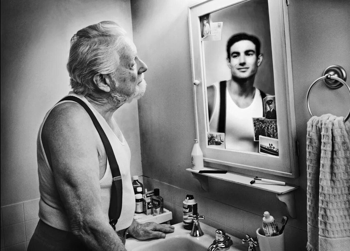 Старый сильнее молодого. Зеркало помнит фотопроект Tom Hussey. Том Хасси отражение прошлого. Фотопроект Тома Хасси. Молодость и старость.