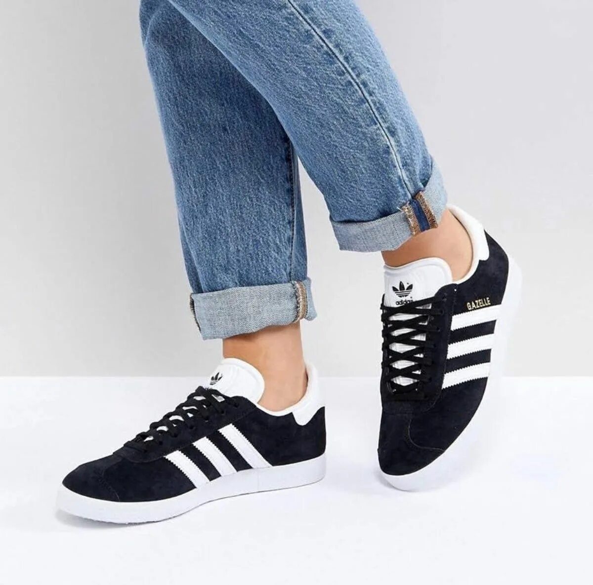 Кеды адидас газели. Кеды адидас Gazelle. Кеды adidas Gazelle женские. Adidas Gazelle Black White. Черные кроссовки adidas Originals Gazelle.